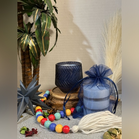 JAMAICAN TEAKWOOD LUXURY HAND POURED SCENT CANDLE. - Picture 3 of 4